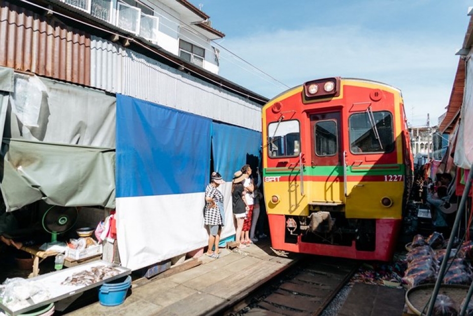 can canh khu cho ngay canh duong sat nguy hiem nhat the gioi