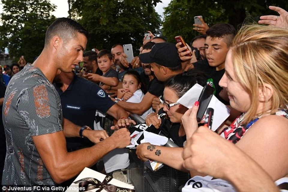 rung fan vay quanh ronaldo trong buoi tap cung juventus