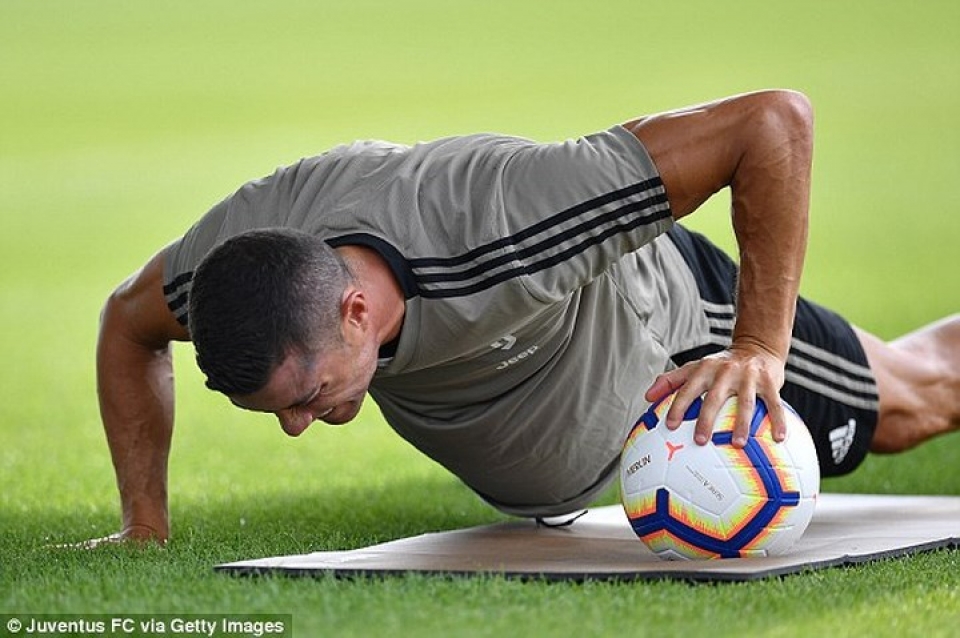 rung fan vay quanh ronaldo trong buoi tap cung juventus