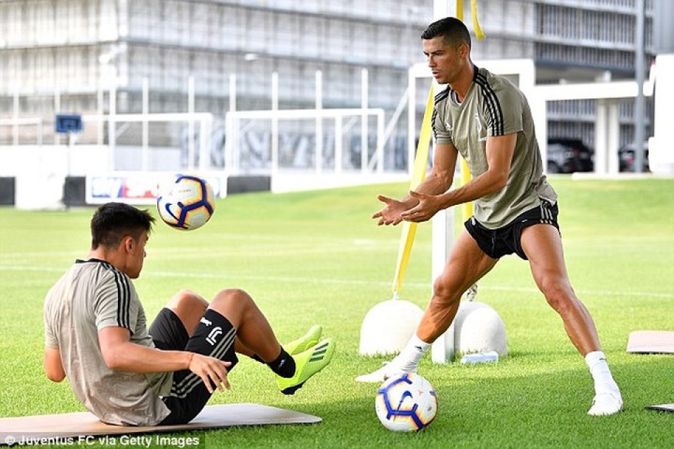 rung fan vay quanh ronaldo trong buoi tap cung juventus