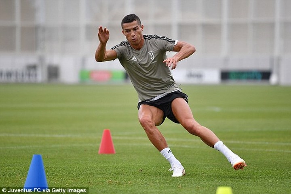 rung fan vay quanh ronaldo trong buoi tap cung juventus