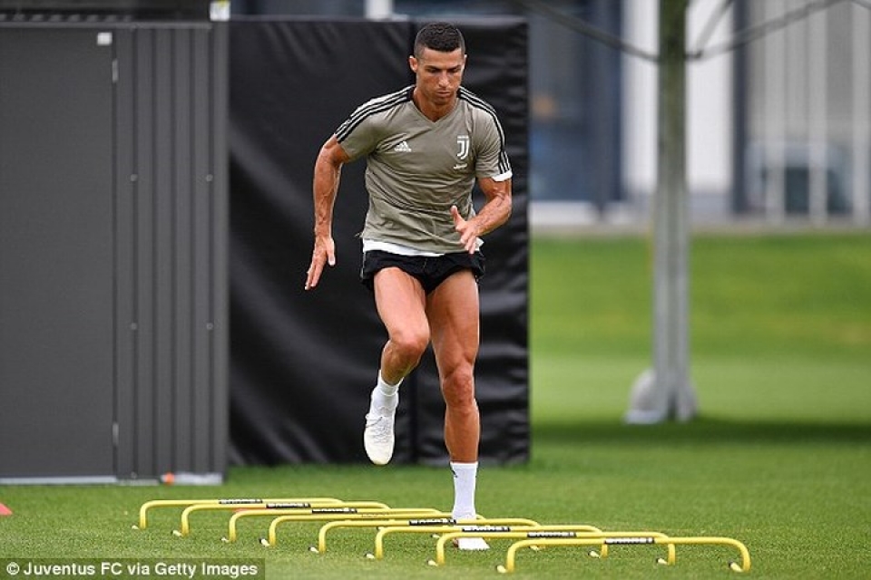 rung fan vay quanh ronaldo trong buoi tap cung juventus