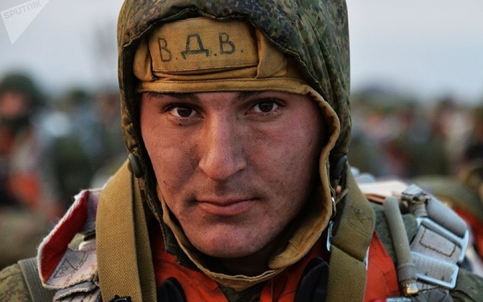 nam nu quan nhan trong luc luong do bo duong khong nga so tai