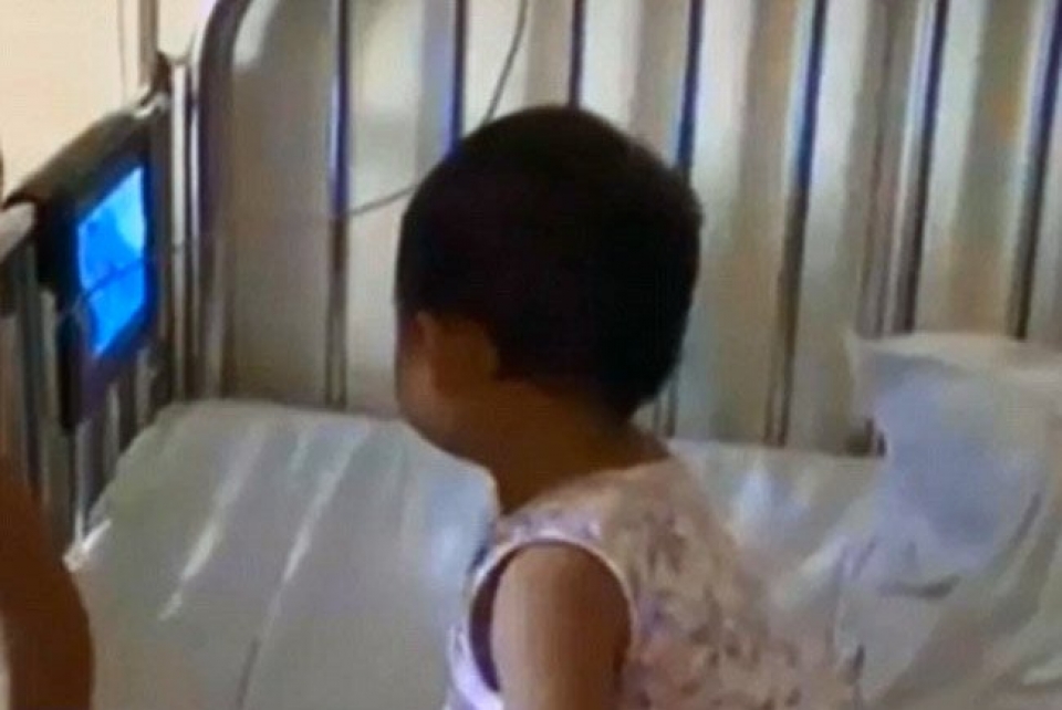 trung quoc nga tu tang 17 xuong dat be gai van dung day di lai binh thuong