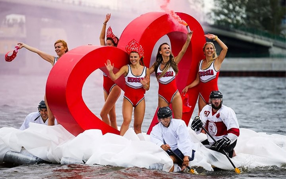 Nga: Lễ hội phao cực vui nhộn ở St. Petersburg nga le hoi phao cuc vui nhon o st petersburg