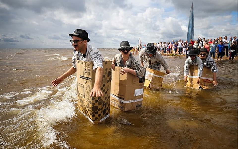 Nga: Lễ hội phao cực vui nhộn ở St. Petersburg nga le hoi phao cuc vui nhon o st petersburg
