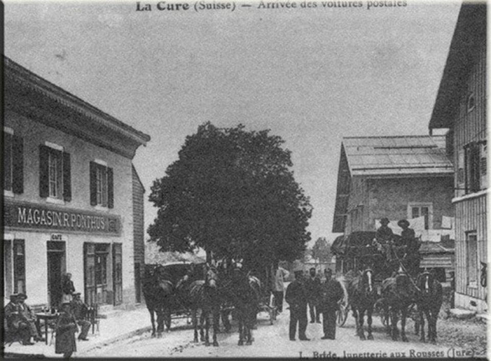 toi khach san nay du khach se nam ngu giua 2 quoc gia phap va thuy sy