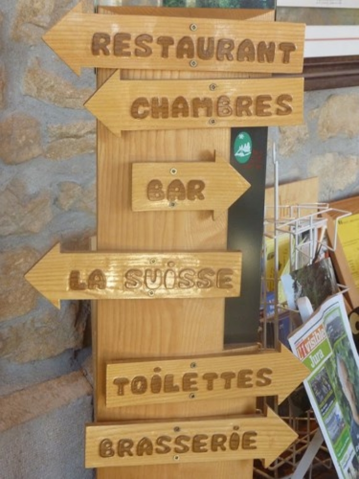 toi khach san nay du khach se nam ngu giua 2 quoc gia phap va thuy sy