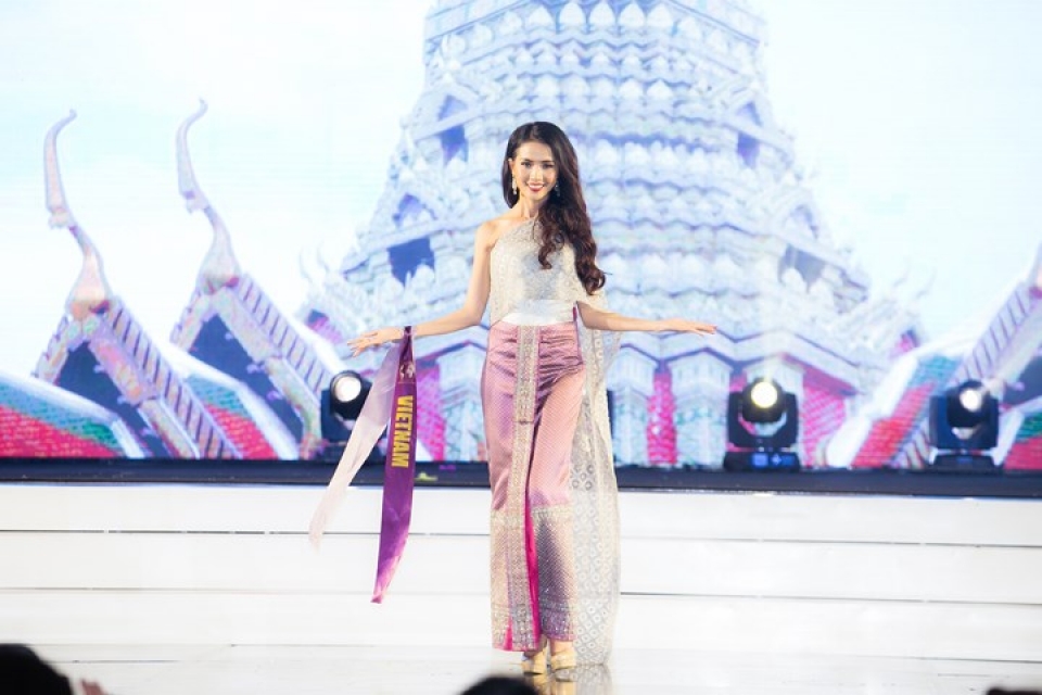 khoanh khac dang quang cua phan thi mo tai world miss tourims ambassador