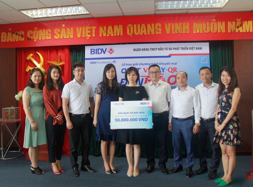 bidv phoi hop voi vnpay to chuc trao thuong giai dac biet chuong trinh khuyen mai quet vnpay qr don bao qua tang