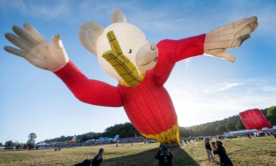 choang ngop truoc le hoi khinh khi cau lon nhat chau au