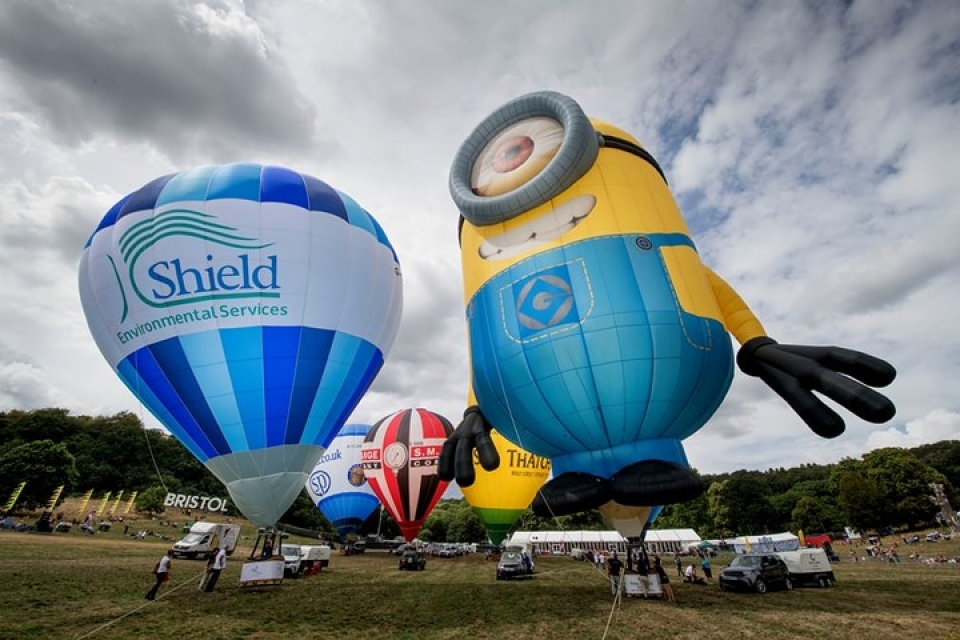 choang ngop truoc le hoi khinh khi cau lon nhat chau au