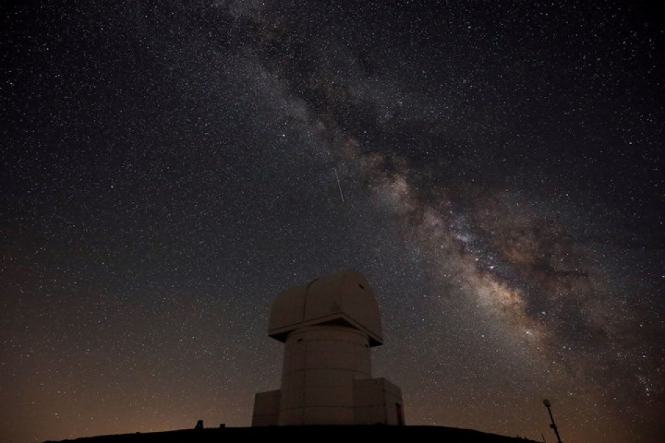 ngam canh mua sao bang thap sang bau troi dem tren khap the gioi
