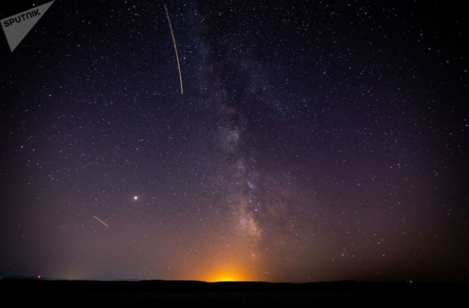 ngam canh mua sao bang thap sang bau troi dem tren khap the gioi