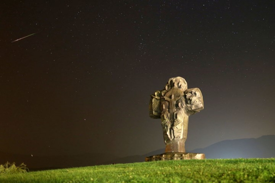 ngam canh mua sao bang thap sang bau troi dem tren khap the gioi