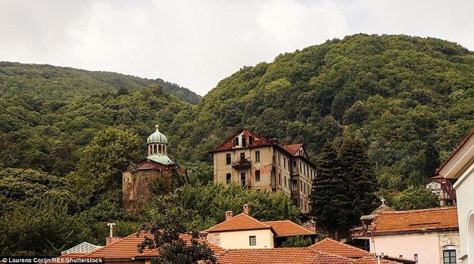 bi an vung dat cam phu nu va tre em dat chan toi