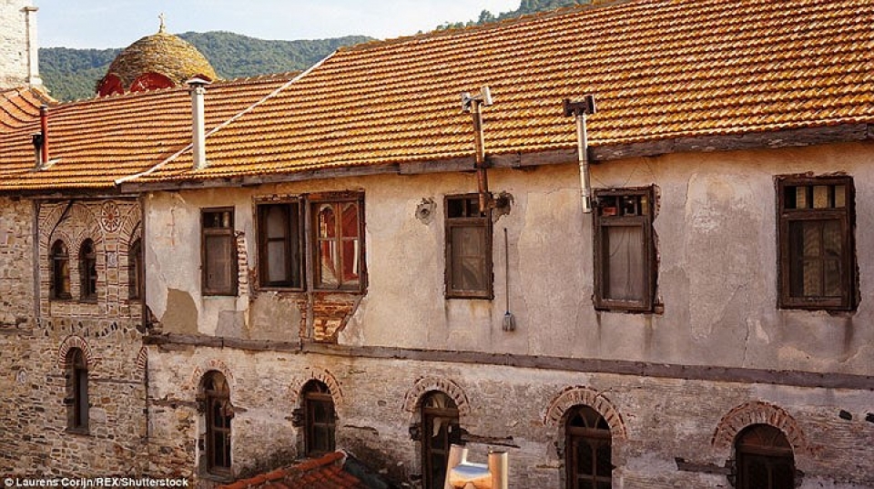 bi an vung dat cam phu nu va tre em dat chan toi