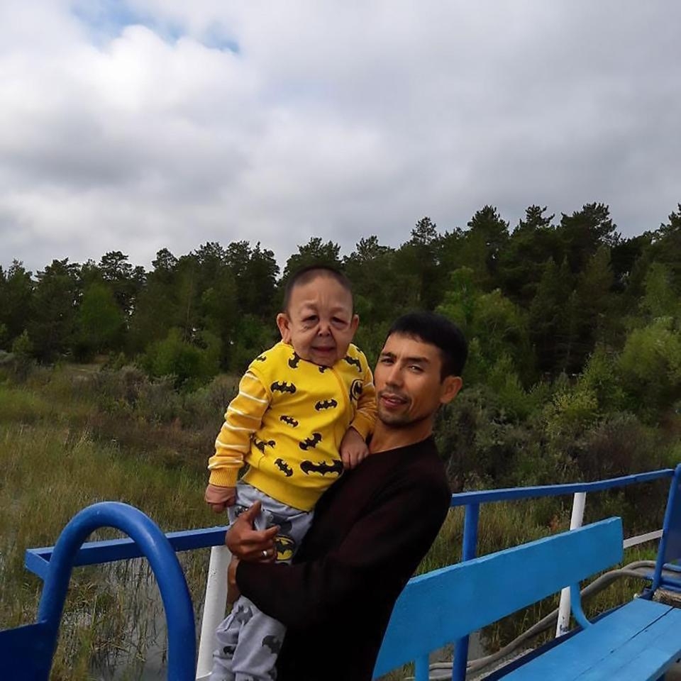 em be moi 6 tuoi trong da nhu ong lao 60