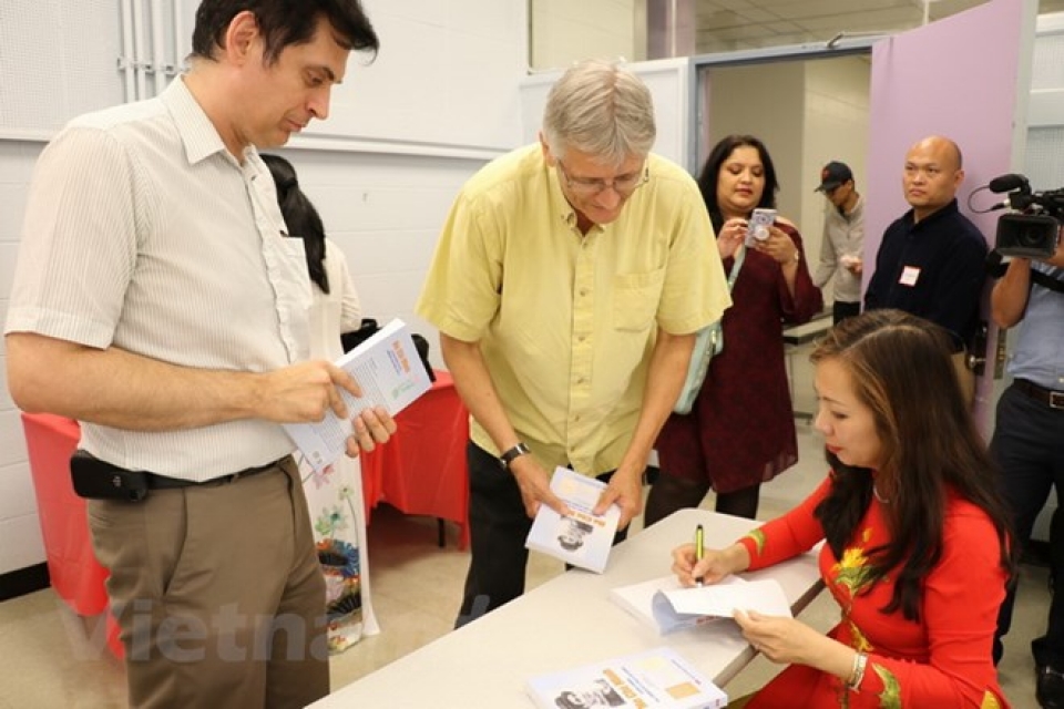 ra mat cuon sach thu 3 ve chu tich ho chi minh tai canada