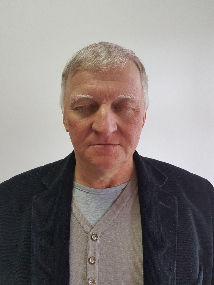 nguoi dan ong bac trang ca dau chi sau mot dem