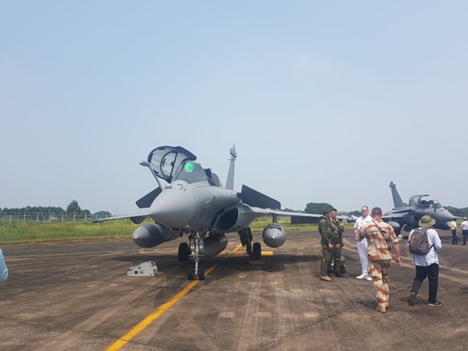 can canh chien dau co rafale cua phap tai san bay noi bai