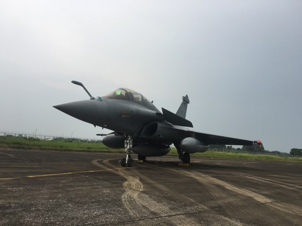 can canh chien dau co rafale cua phap tai san bay noi bai
