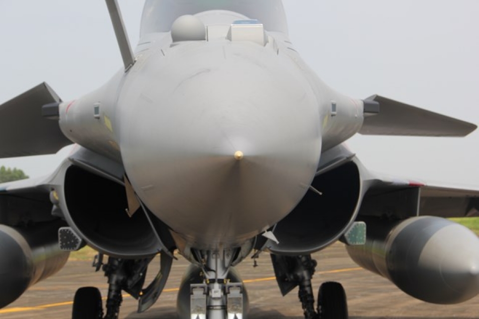 can canh chien dau co rafale cua phap tai san bay noi bai