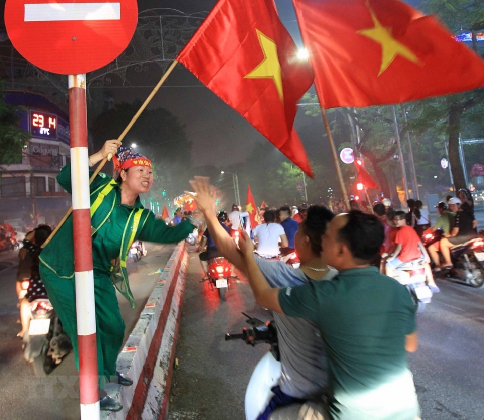 hinh anh co do sao vang chay ruc cac con duong khap dat nuoc