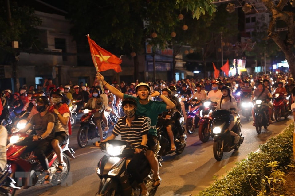 hinh anh co do sao vang chay ruc cac con duong khap dat nuoc