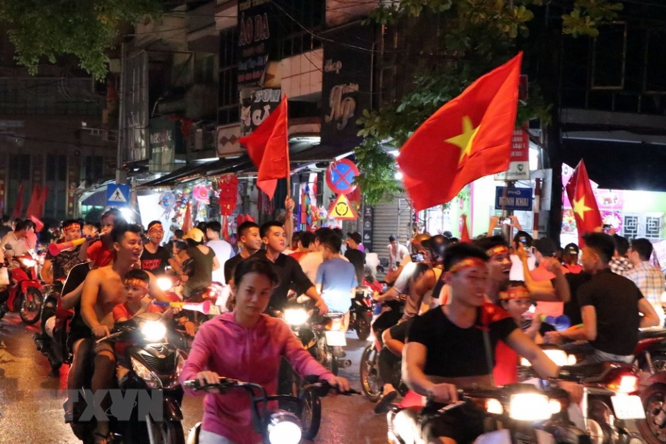 hinh anh co do sao vang chay ruc cac con duong khap dat nuoc