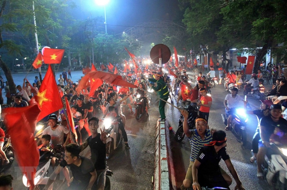 hinh anh co do sao vang chay ruc cac con duong khap dat nuoc