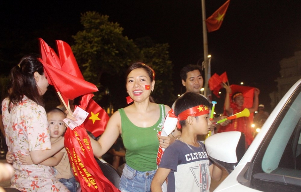 hinh anh co do sao vang chay ruc cac con duong khap dat nuoc