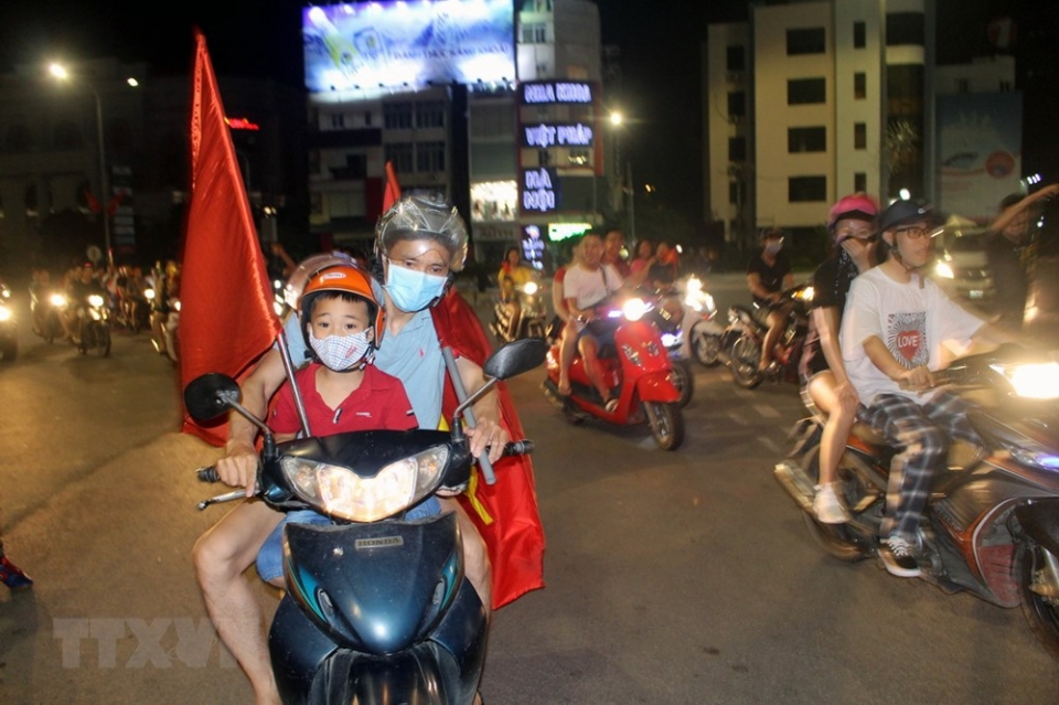 hinh anh co do sao vang chay ruc cac con duong khap dat nuoc