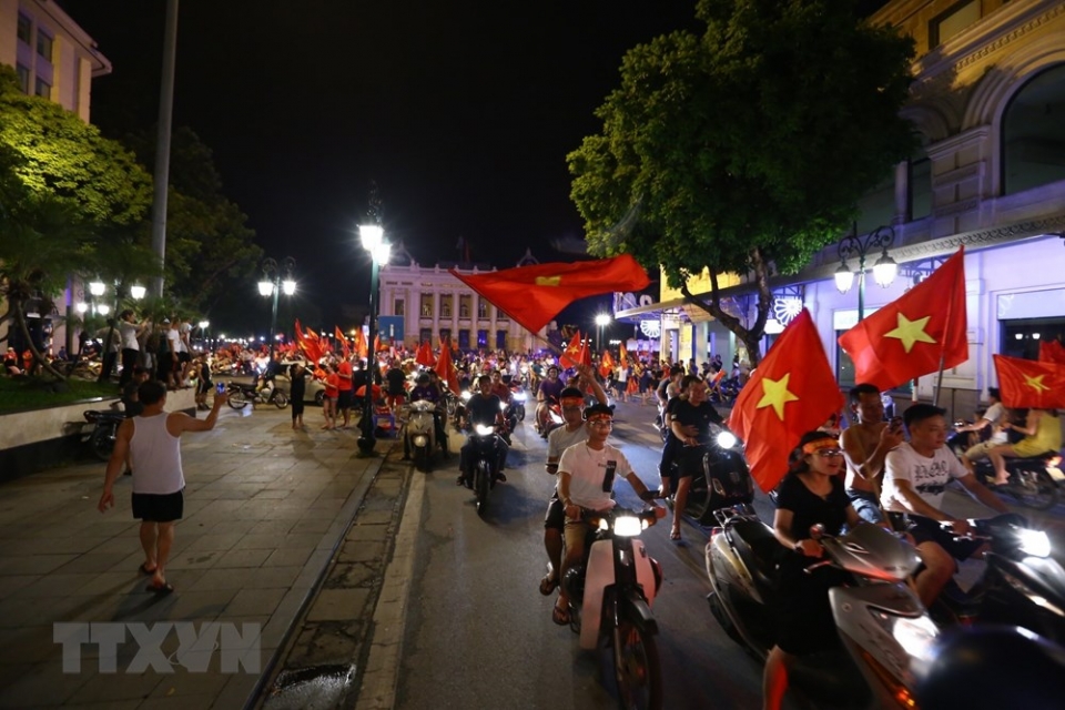 hinh anh co do sao vang chay ruc cac con duong khap dat nuoc