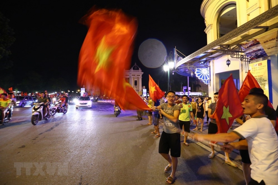 hinh anh co do sao vang chay ruc cac con duong khap dat nuoc