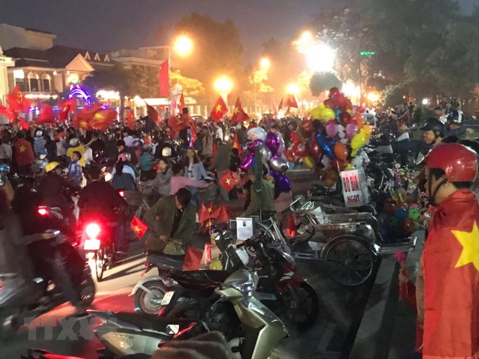 hinh anh co do sao vang chay ruc cac con duong khap dat nuoc