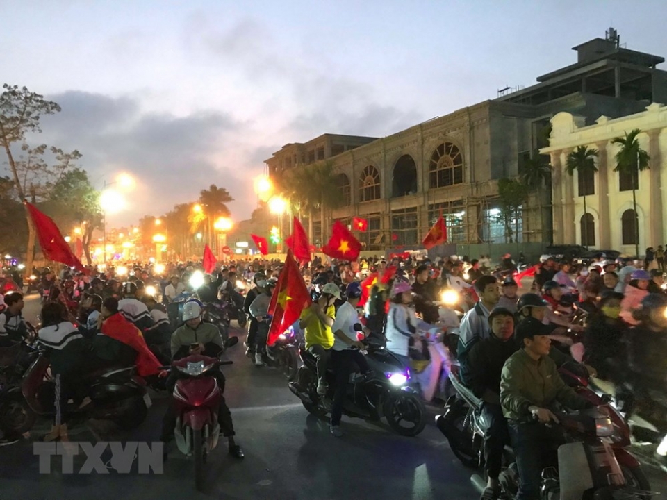 hinh anh co do sao vang chay ruc cac con duong khap dat nuoc