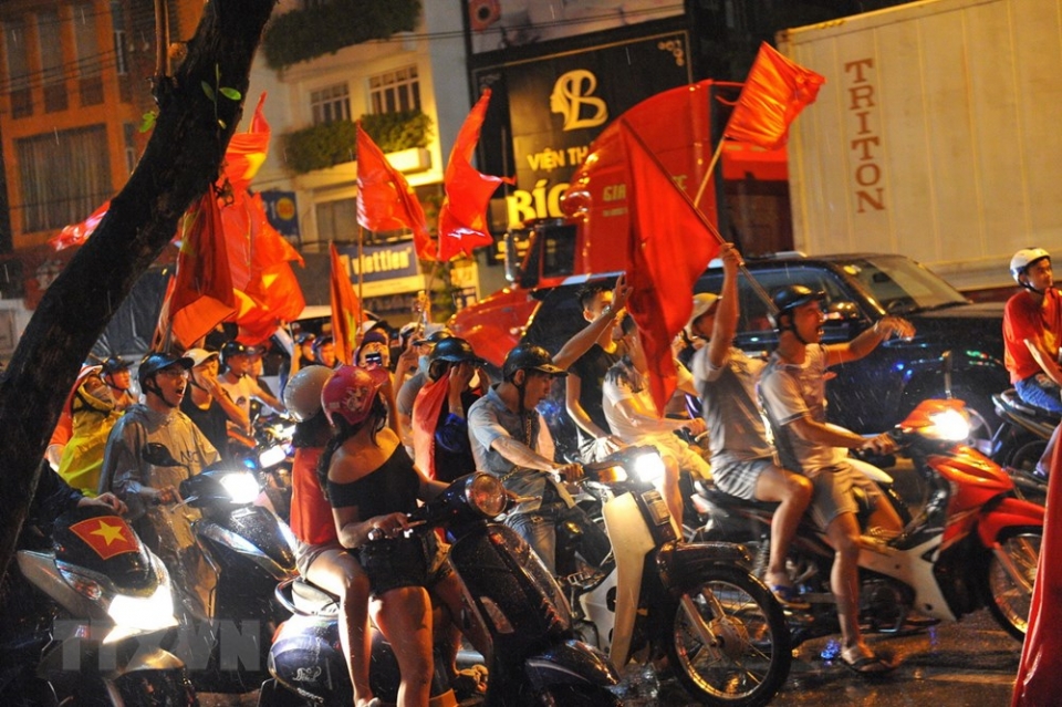 hinh anh co do sao vang chay ruc cac con duong khap dat nuoc