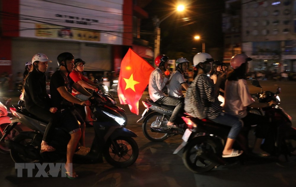 hinh anh co do sao vang chay ruc cac con duong khap dat nuoc