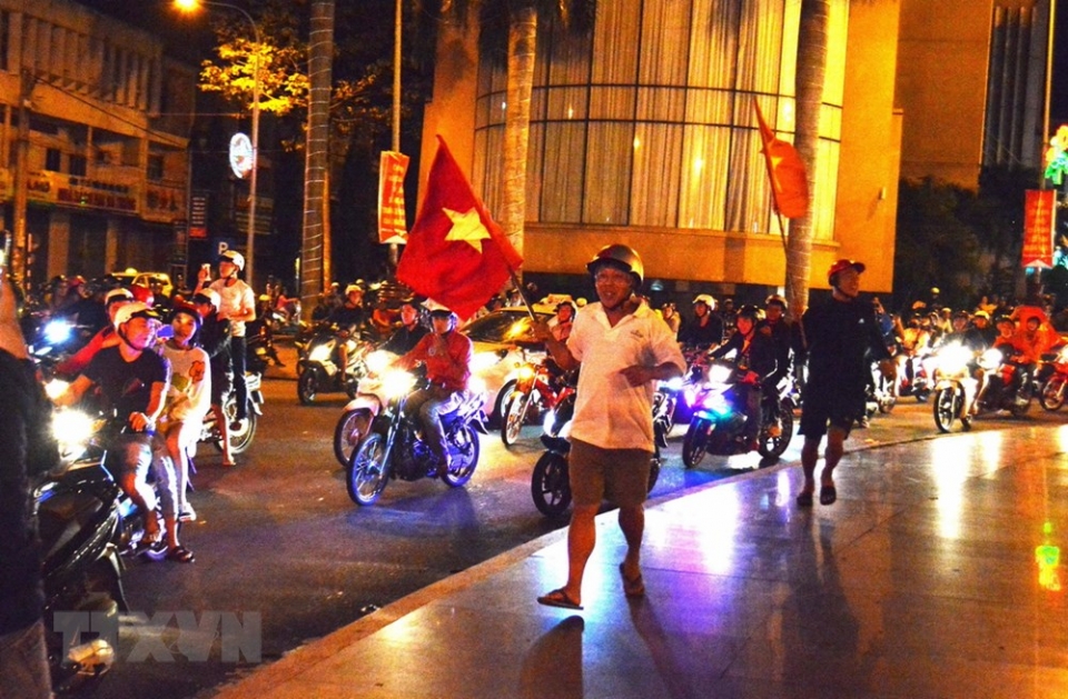 hinh anh co do sao vang chay ruc cac con duong khap dat nuoc