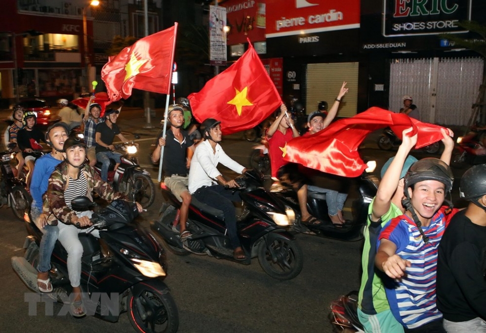 hinh anh co do sao vang chay ruc cac con duong khap dat nuoc