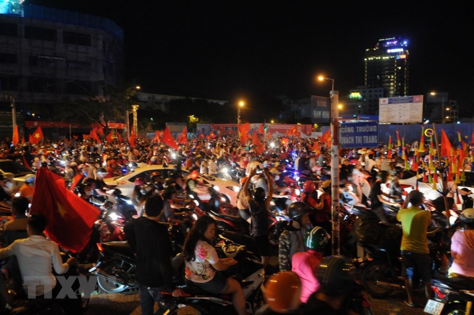 hinh anh co do sao vang chay ruc cac con duong khap dat nuoc