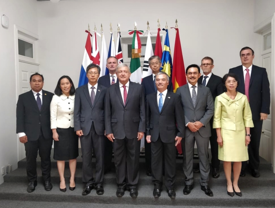 tong thong dac cu mexico tiep dai su viet nam