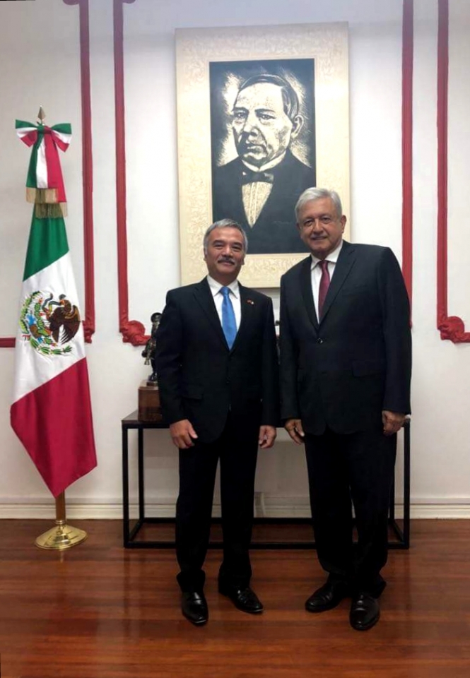 tong thong dac cu mexico tiep dai su viet nam