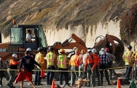 Mỹ: Vách đá bất ngờ sập xuống bãi biển California, 3 người chết