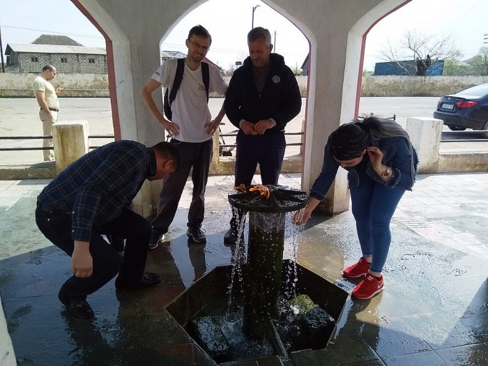 den noi co the chung kien canh nuoc suoi boc chay