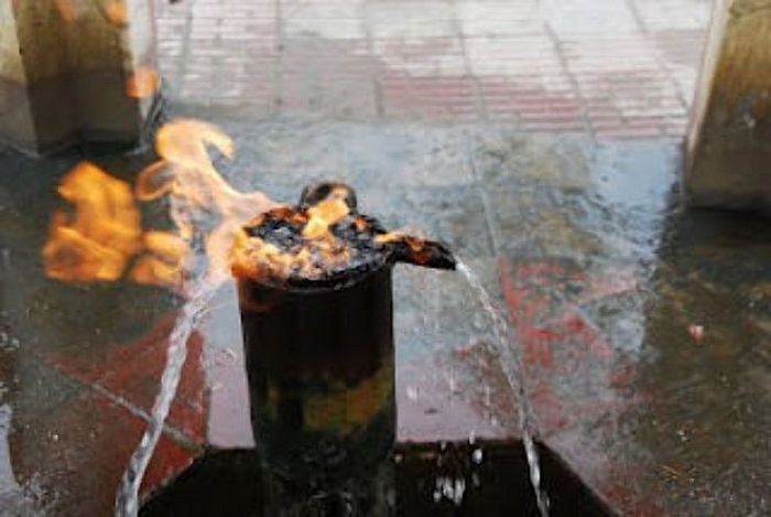 den noi co the chung kien canh nuoc suoi boc chay