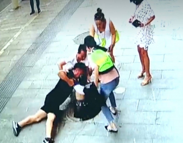 Cách một ông bố cứu con thoát bị cống thải 'nuốt chửng' bo nhanh tay cuu con thoat bi cong thai nuot chung