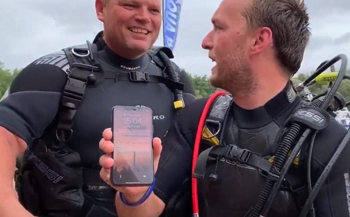 iphone x song sot sau 2 ngay ngam nuoc duoi day ho