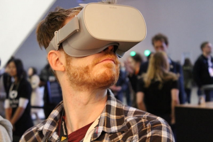 hang hang khong anh cho hanh khach dung thu tai deo thuc te ao